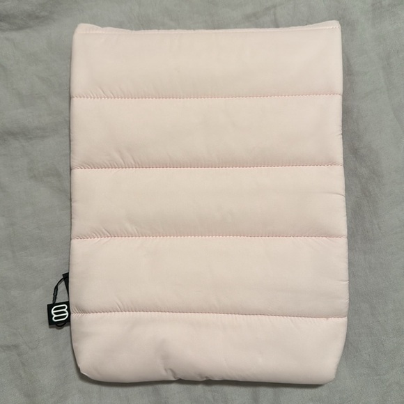 aritzia superpuff laptop sleeve in mochi pink - Picture 3 of 3